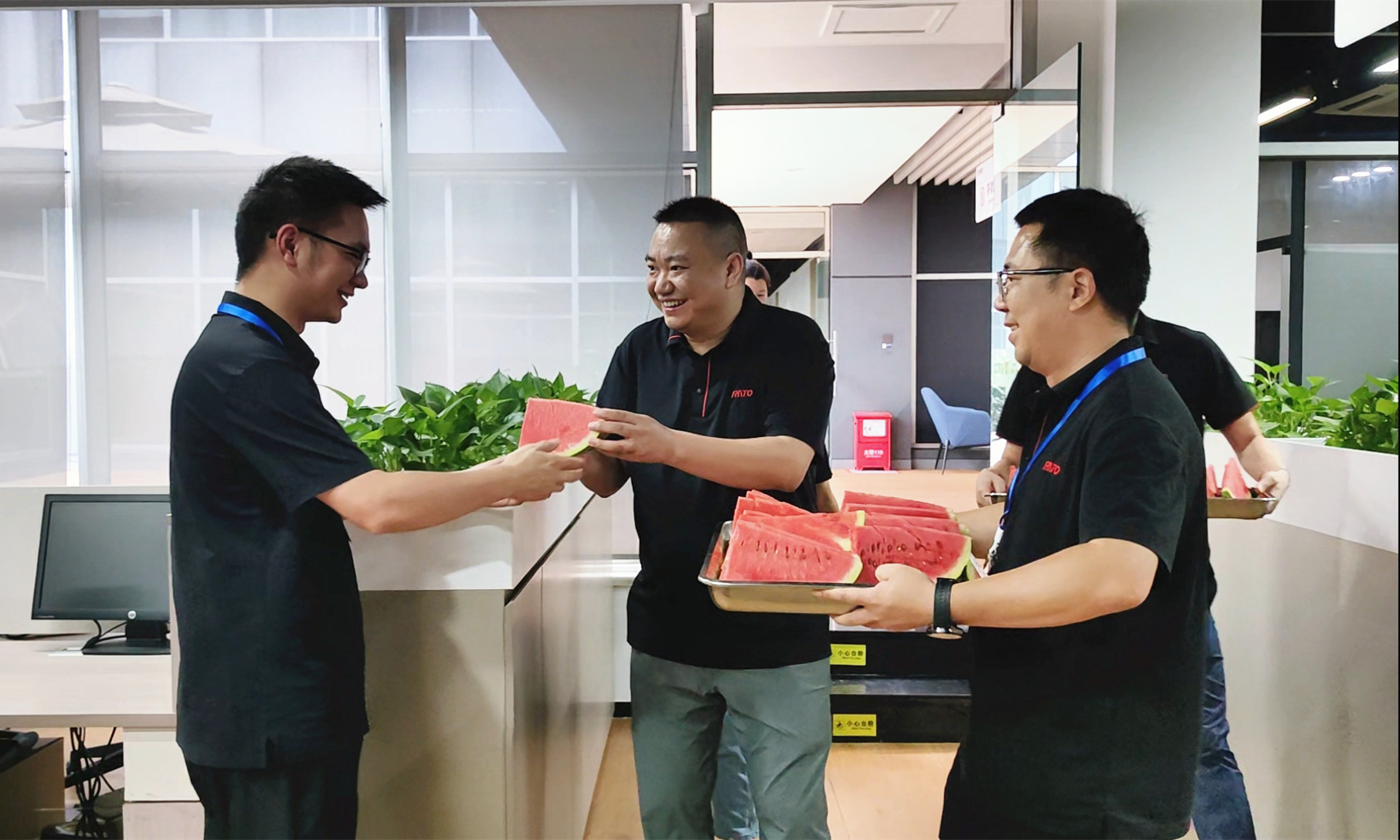 酷暑送清凉，，，，，，，优德88官网网站护安康 &mdash;&mdash; 优德88官网网站集团开展夏日高温慰问运动