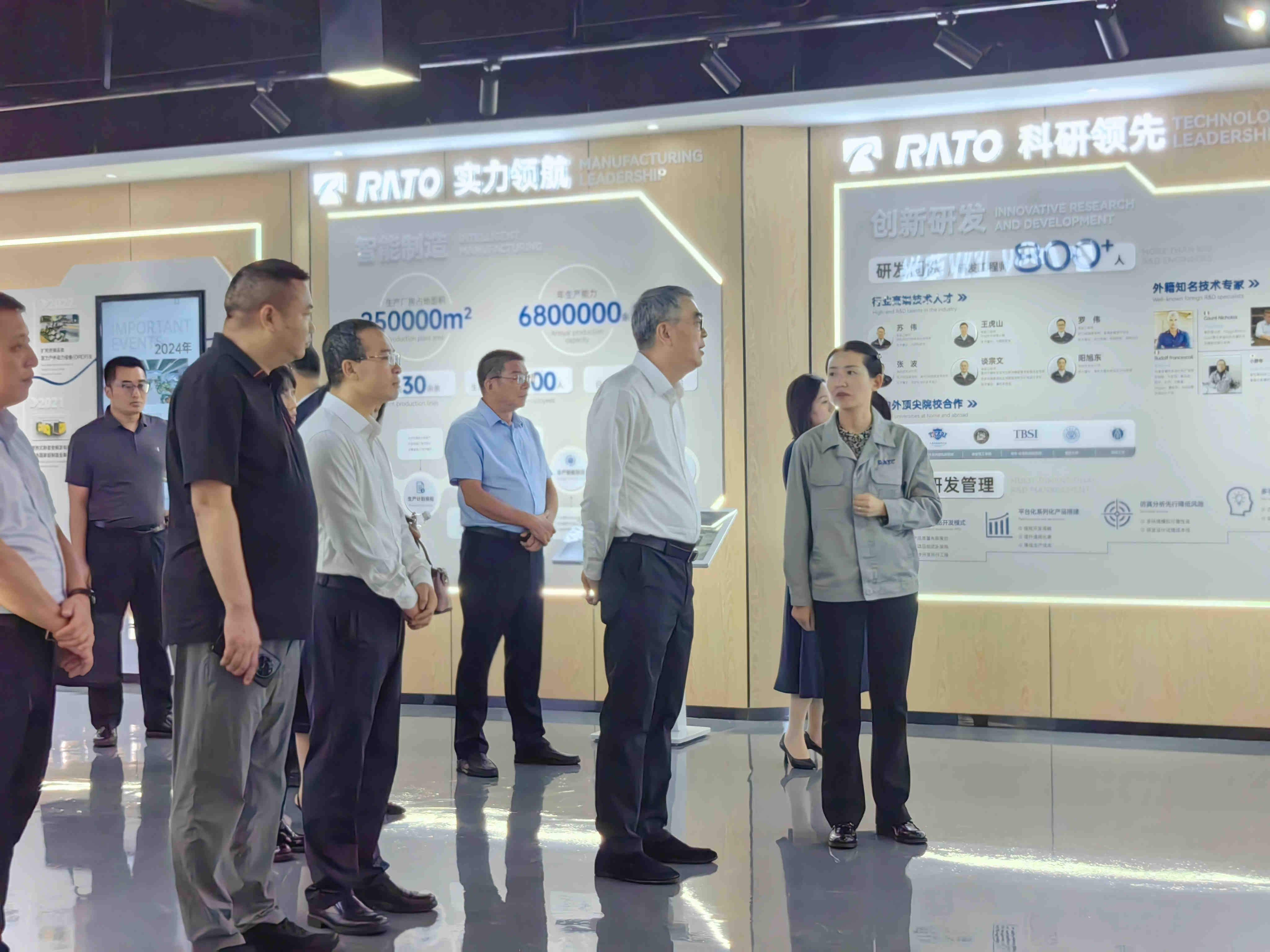 重庆市政府副市长徐建一行莅临优德88官网网站调研指导